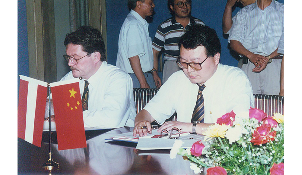 Signing ceremony for Guofeng Plastic Industry Co., Ltd. to import equipment of Greiner from Austria agented by AHTECH in 1996.